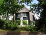 Het huis in de zomer.
<br/>
Gert-Jan Lobbes, 2020